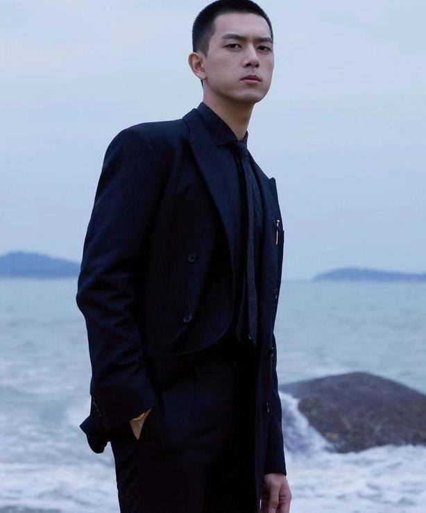 不难看出,不管是热播电影还是智族海报,李现的发型还是一贯的油头造型