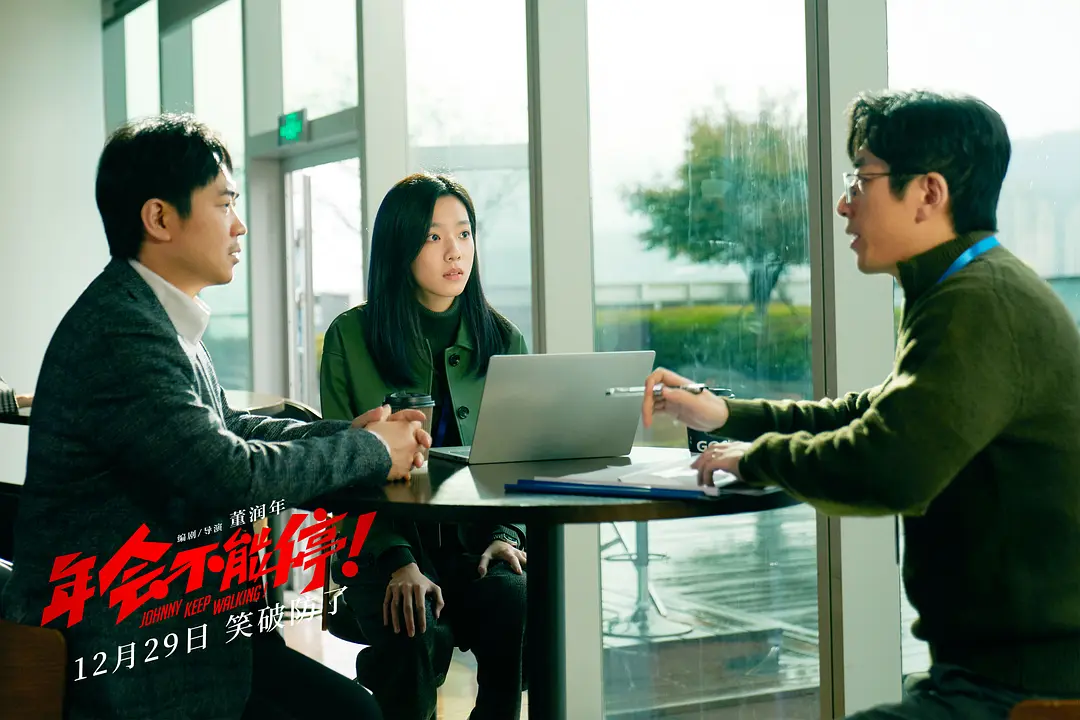 但他不想因为这个错误背锅,就只好将错就错,把工作都揽在自己身上,为