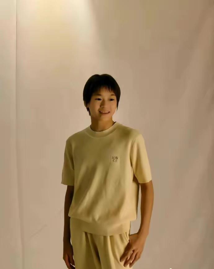 16岁全红婵"女大十八变",拍写真穿露脐装露出腹肌,意气风发