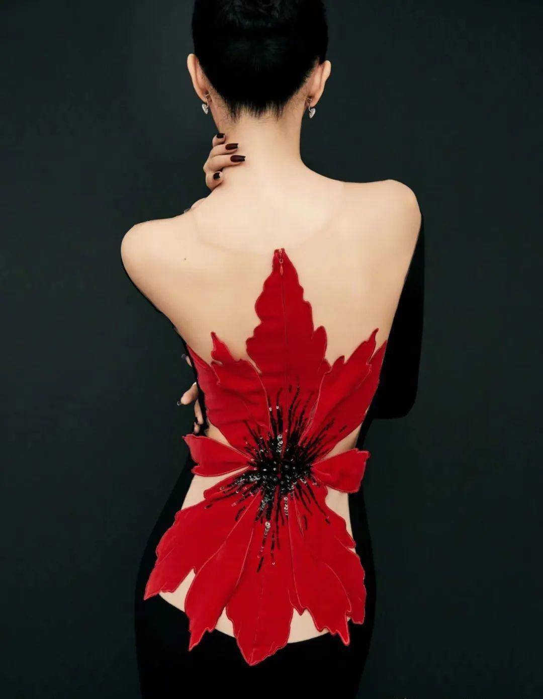 李小冉的白,高叶的"圆头",万茜的背影,娱乐圈众多美女杀手