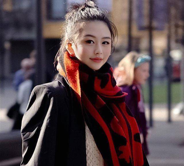 长发,叼着扑克牌,当年可是与梅艳芳,刘嘉玲,曾华倩,上山诗钠,吴君如