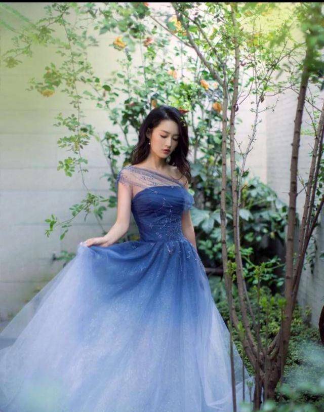 赵丽颖出席活动的一袭蓝色礼服裙运用了蕾丝元素,拖地裙摆拼撞感更上