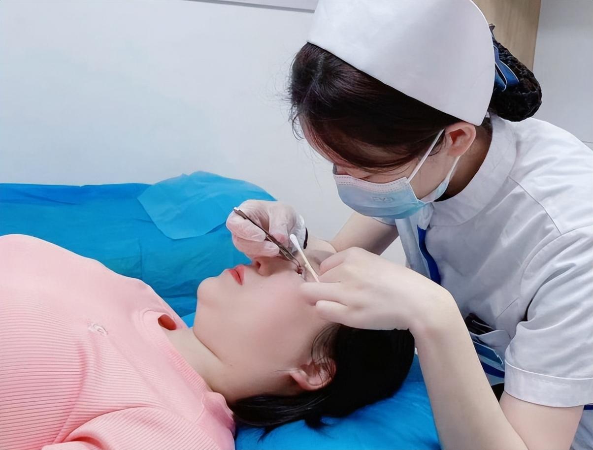 角膜眼表科医生亲试"强脉冲光"治疗干眼症