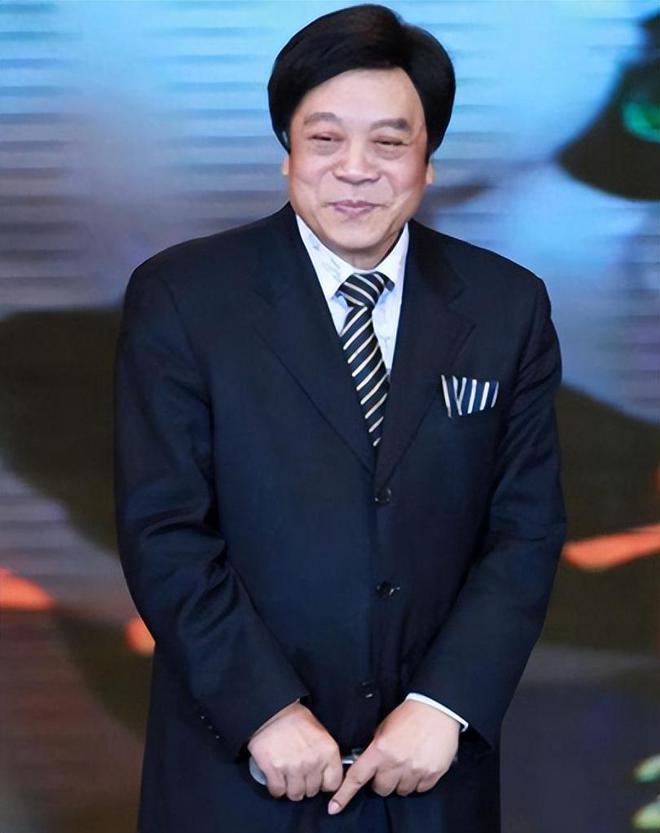 要知道赵忠祥虽然只是个主持人,但他却跟普通的主持人有根本上的差别.