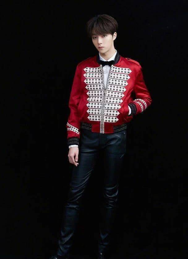 原创19岁陈立农穿宫廷装,腿长150却自称小鸟依人型,太逗了!