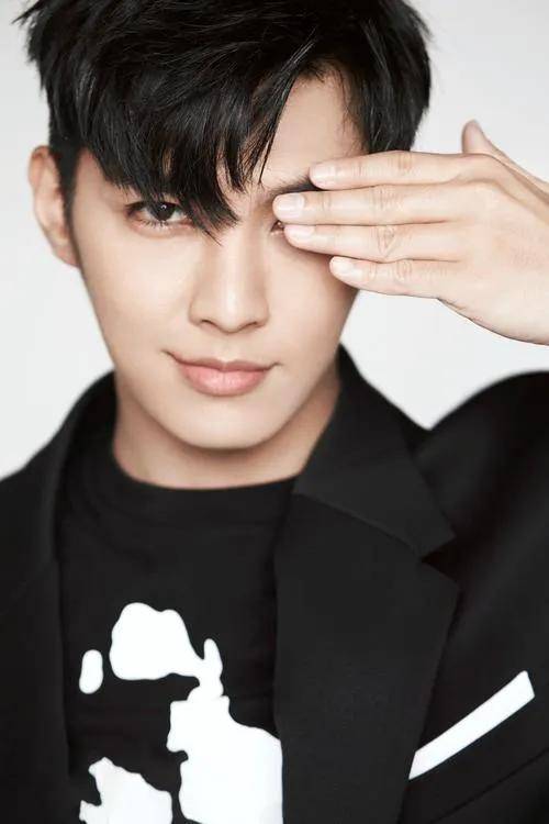 先有黄子佼爆料大小s走歪路,后有网红耀乐秘密影片爆出男友炎亚纶