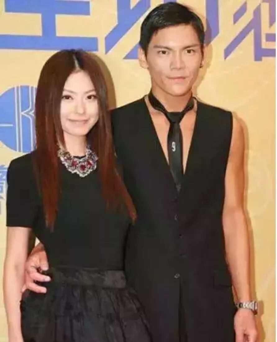 手挽着手一同出席的,经此一事,黄婉佩自然就成了向佐公开承认的女朋友