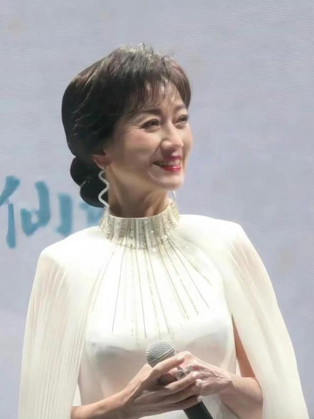 路人镜头下的女星,蔡明忍了,赵雅芝忍了,刘晓庆我忍不住笑了!