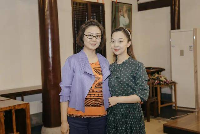 李胜素露面近60岁还这么貌美年轻,一副国泰民安相,穿着俗套却难掩高级