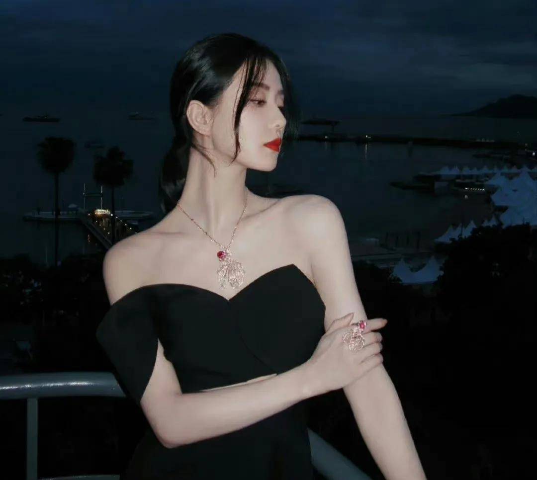 在这张晚宴内场图中,刘诗诗身着黑色抹胸长裙,时尚大气,气质绝了!