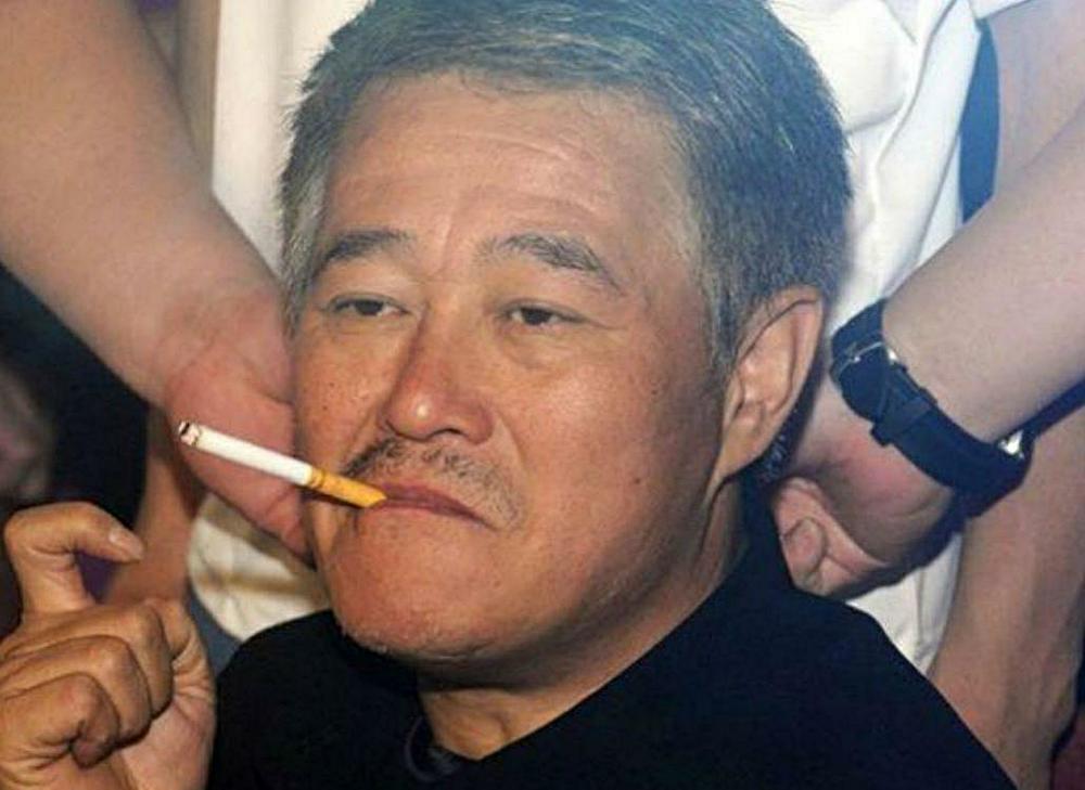 赵本山巅峰时期有多狂?怀中抱美人都不算,让黄圣依下跪才更厉害