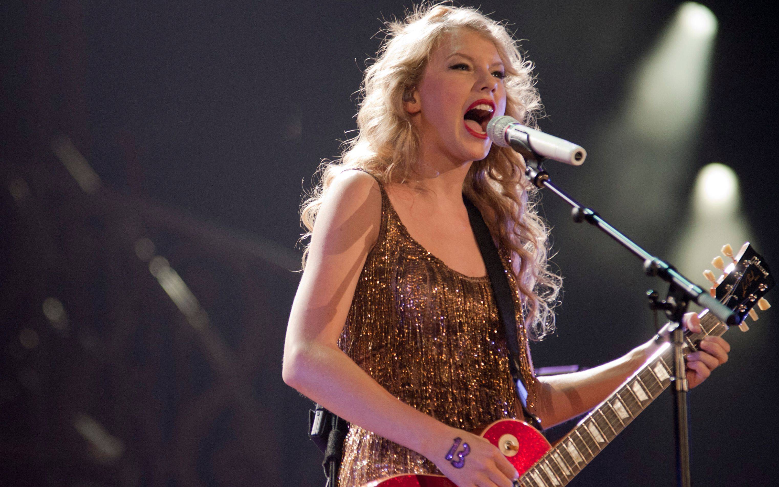 taylor swift成美国音乐史上第1位有5张专辑同时登顶公告牌女艺人