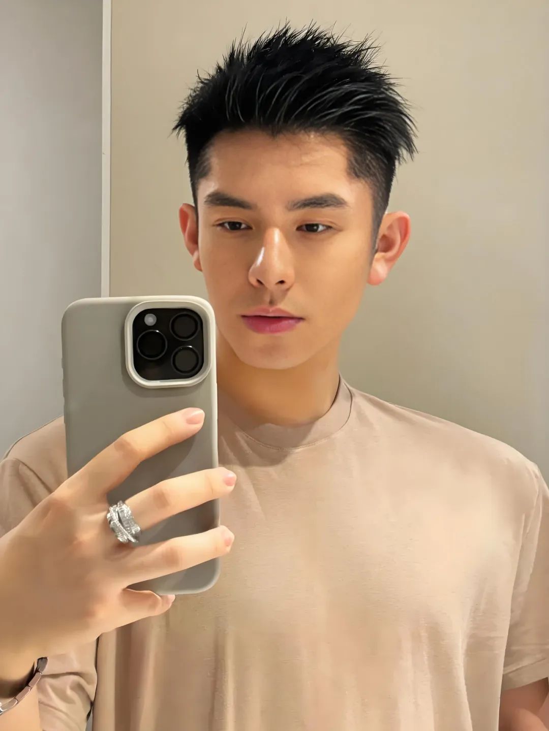 "头发粗硬"的男生适合剪这3款发型,干净利落,剪完不帅你打我