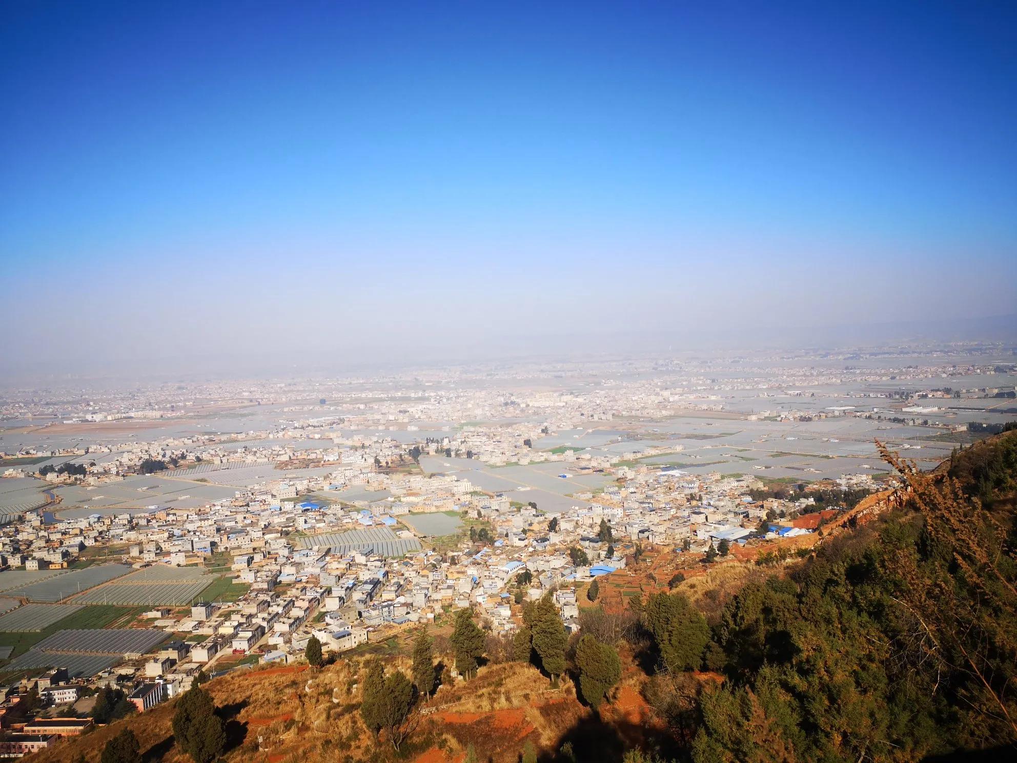 现在四季更替粮食桑蚕等作物退出了陆良坝子,大棚蔬菜覆盖了整个坝子