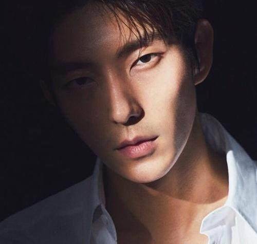 李准基近照瘦了好多,但侧脸简直神颜,鼻子从这角度看杀伤力太大