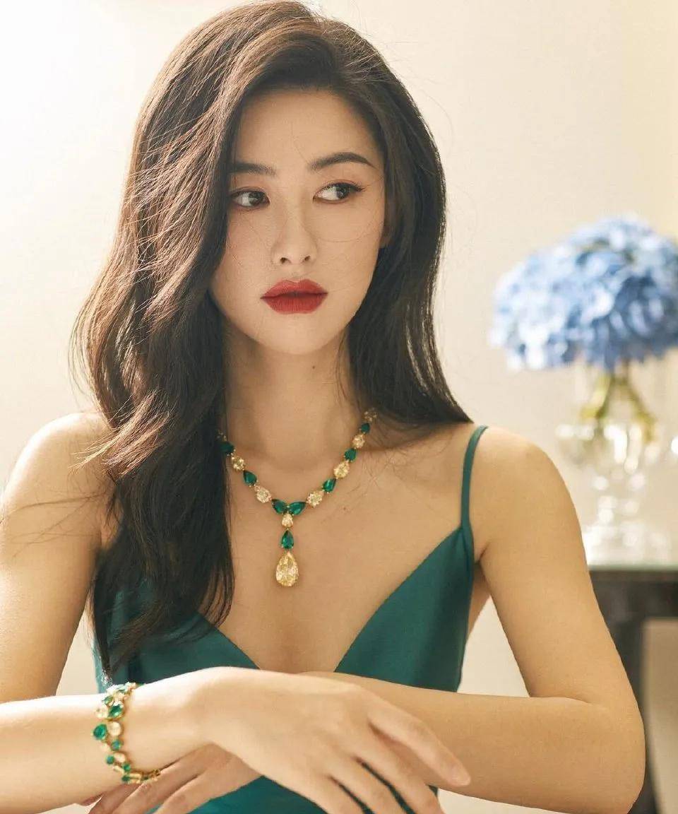 朱珠艳而不妖,身材时尚玲珑,让人一眼万年,不愧是知性优雅女神