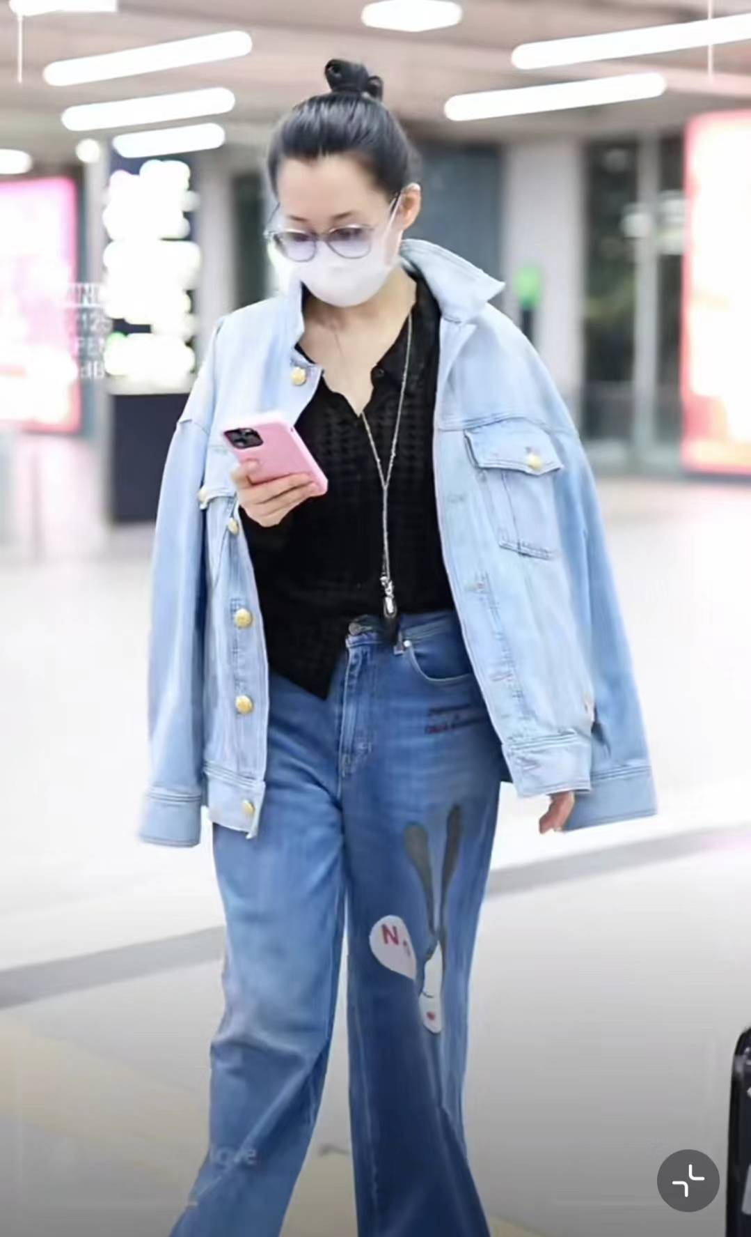 许晴穿"牛仔衣 阔腿裤"出机场,面带笑容频看手机,时髦洋气心情好