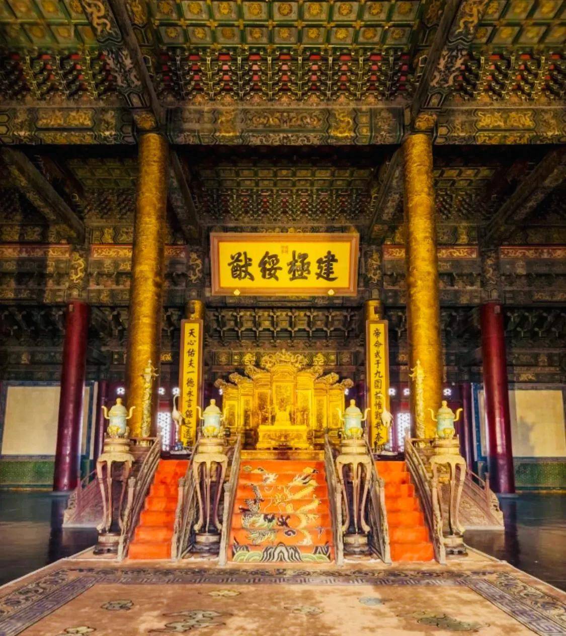 愈演愈烈的奴才文化和无处不在的腐败,是专制政体的两大特色