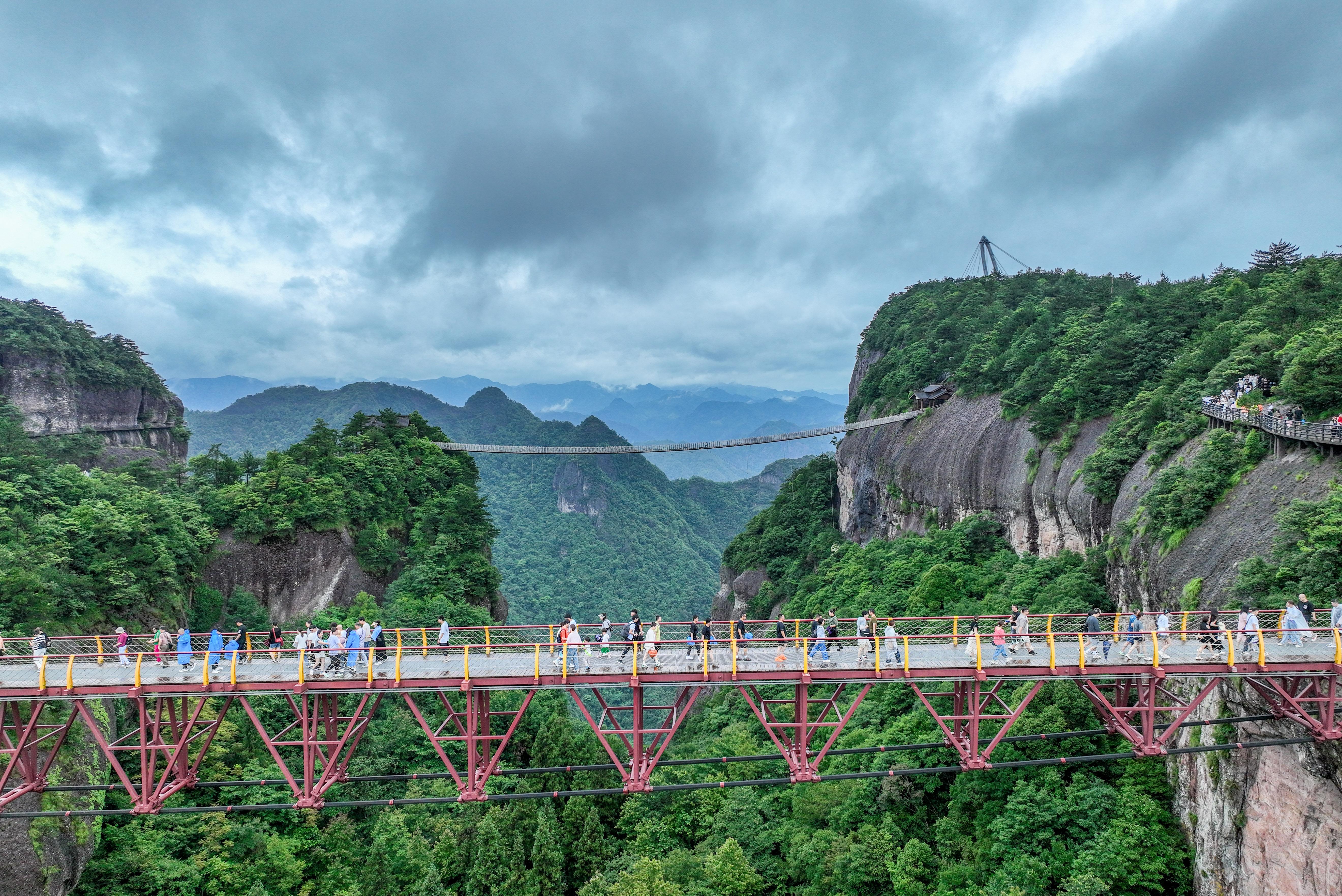 从县城出发,一路向西,无论是横贯北境的大雷山,还是南脉括苍山,都绵延
