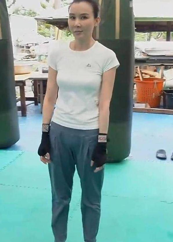 52岁萧蔷真不服老!晒健身视频身材曼妙,阿姨年纪少女颜