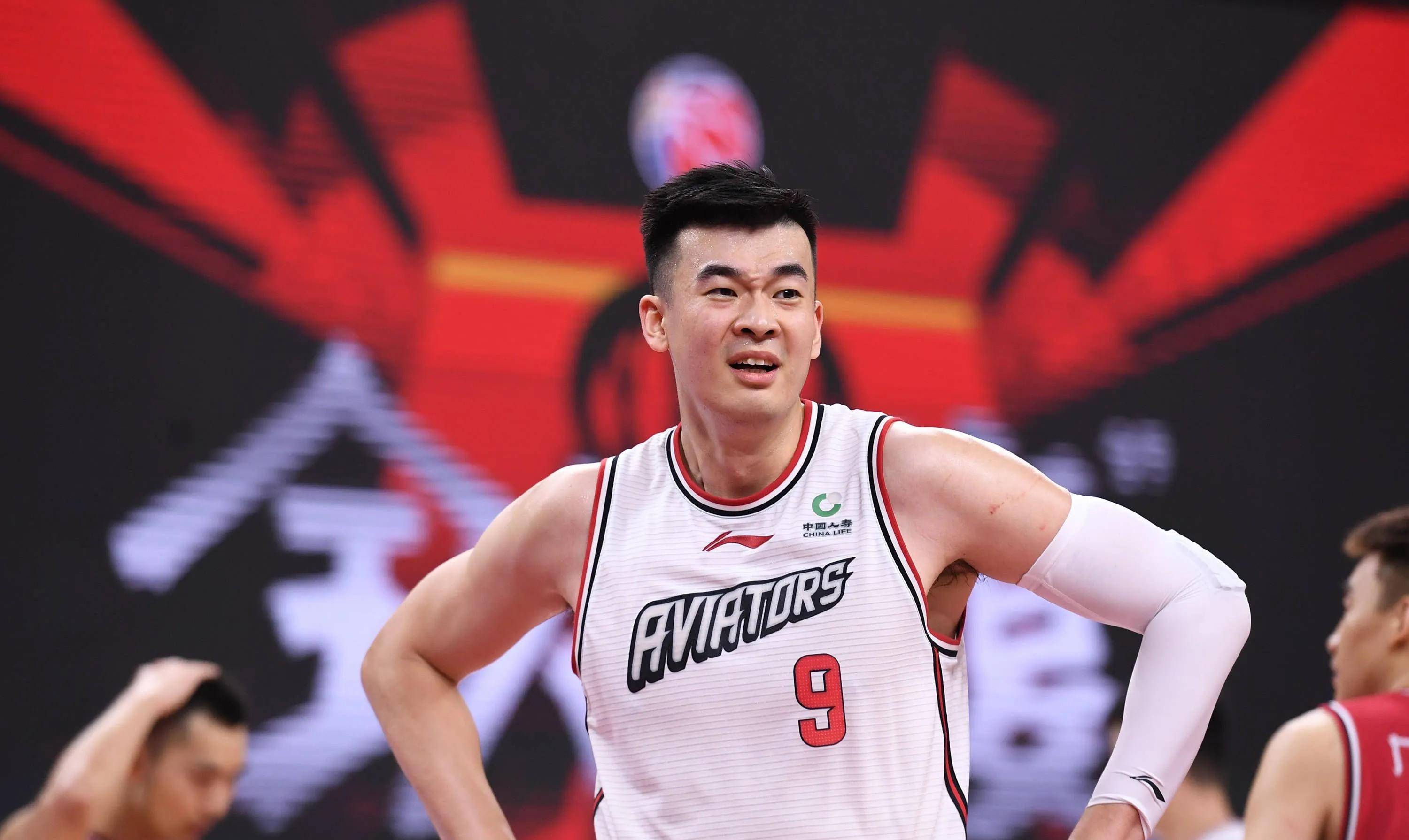 拒绝连败,新疆26分逆转深圳,李慕豪不堪大用,成最佳卧底