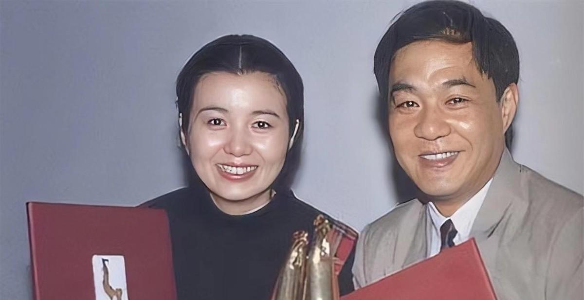 杜志国的现任妻子郑卫莉同样有过一段失败的婚姻,她的前夫是演员赵君