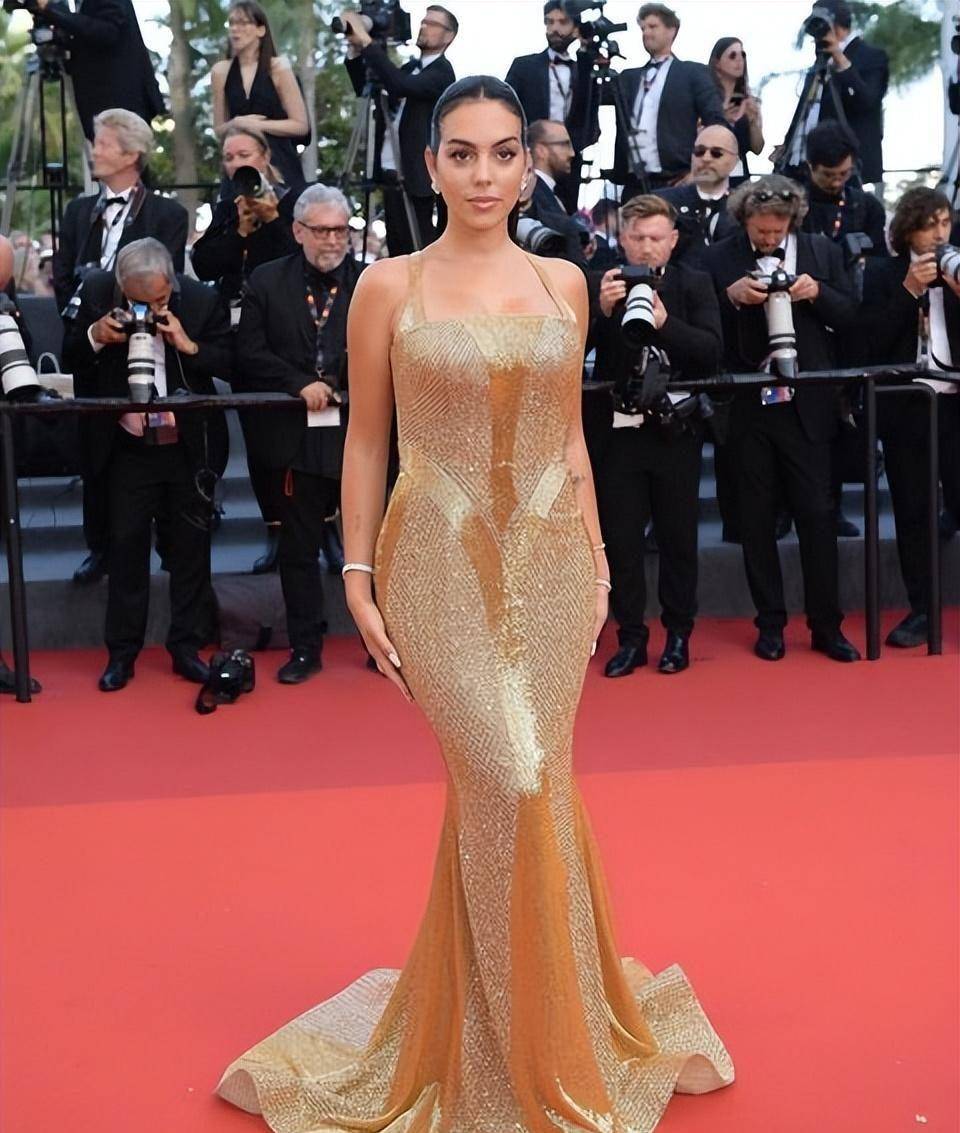 乔治娜穿迷你裤热舞很辣!c罗龙凤胎生日,她穿紧身超短裙抢风头