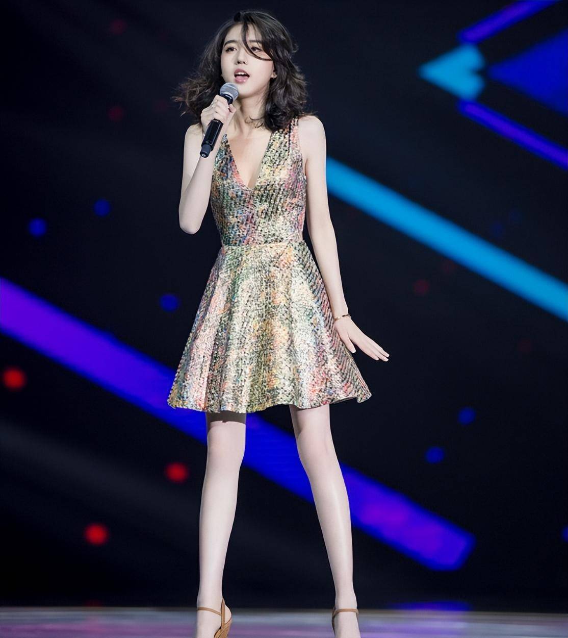 "看不懂"的肉色丝袜搭配七彩连衣裙,李凯馨彻底放飞自我!