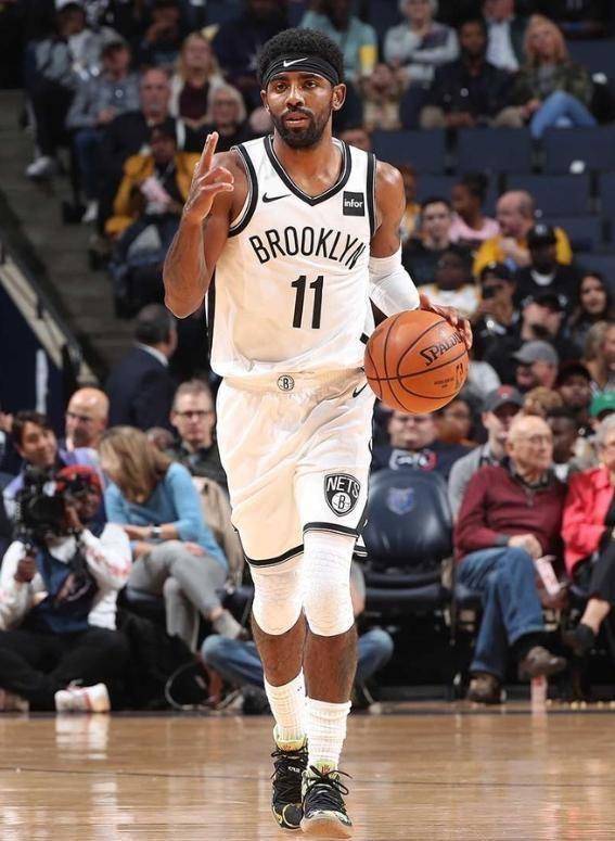 在首节比赛,欧文开启个人进攻模式,连飙两记三分,还多次强突内线得手