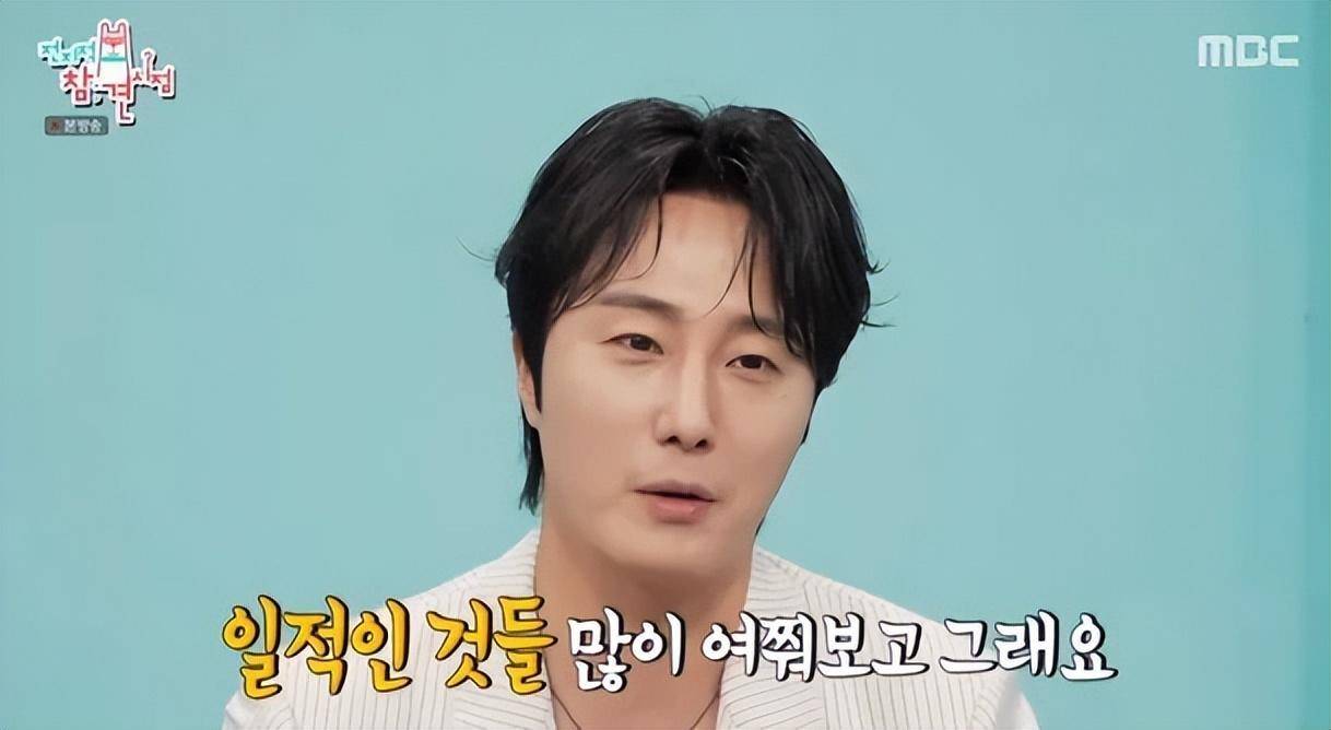 他和李敏镐高中就是好友,人气很高,女学生专门到校门口来看他