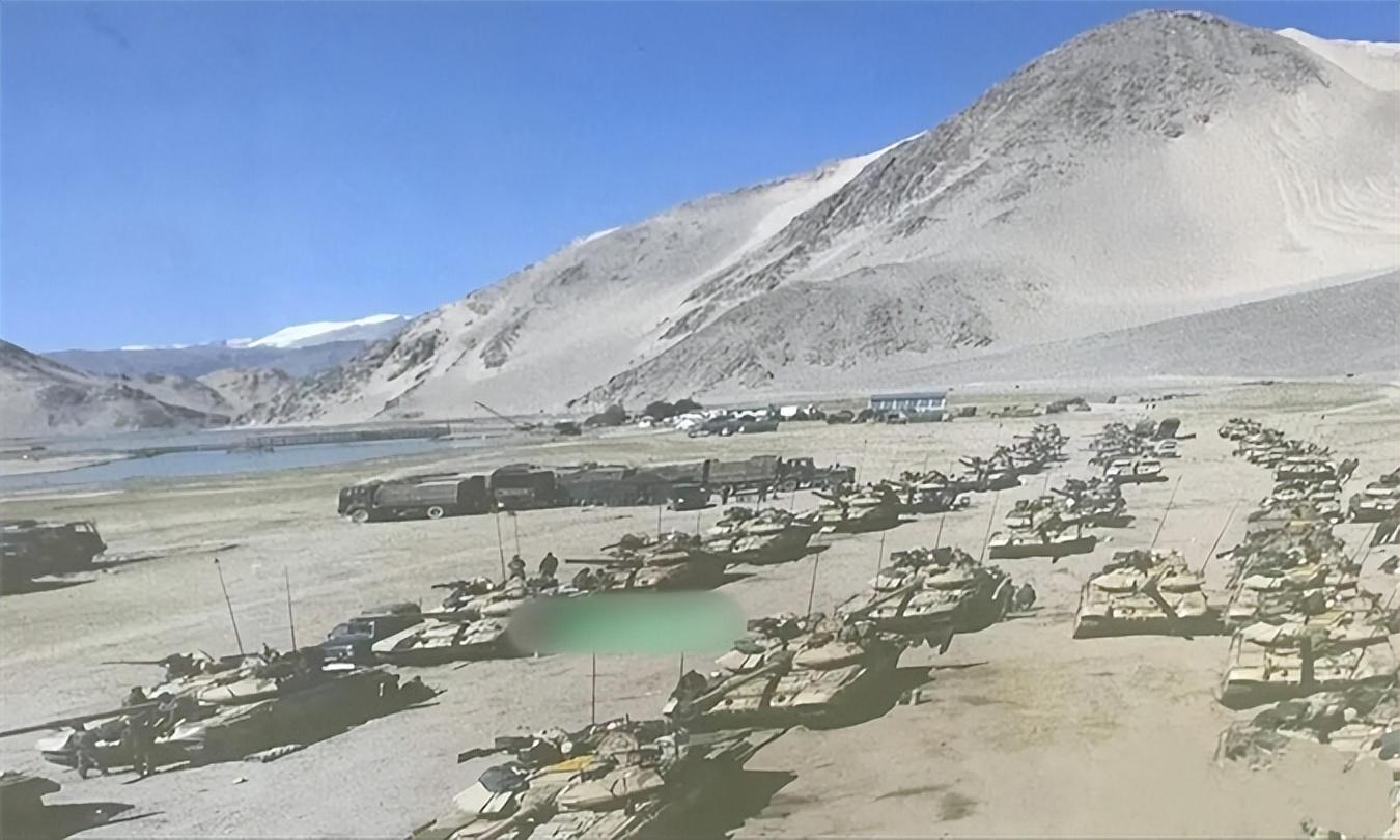 从中方公布的照片来看,与印军坦克,战车聚集地区是同一个地方,但中印