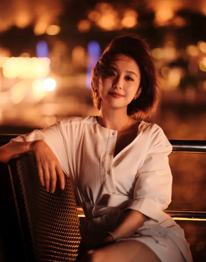 佟丽娅节日晒美照,笑容甜美似初恋,配文让人猜疑