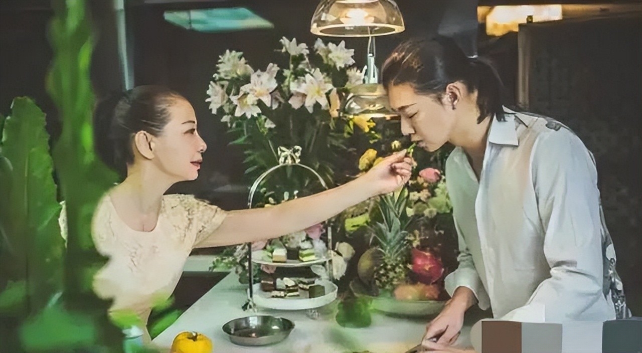 悲情女人仲小萍,因儿子30年不嫁,两次被辜负,霍尊输了回到原点