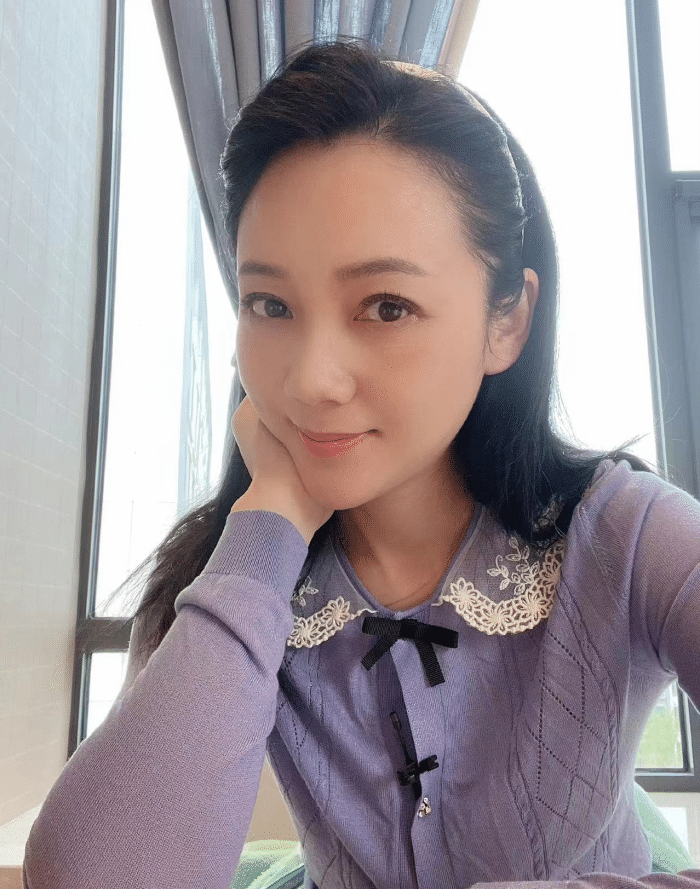 这张照片是由一个自称周群生活小号的账号发布的,翻看其账号,记录了