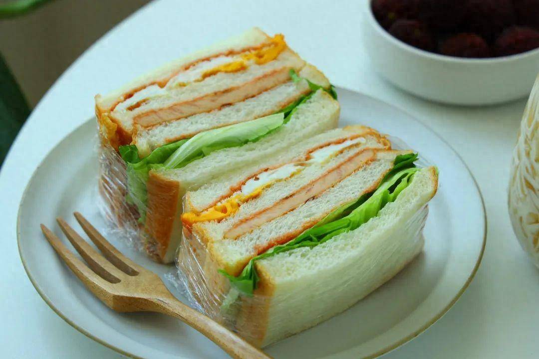 这款三明治的主角,是普普通通的吐司片.