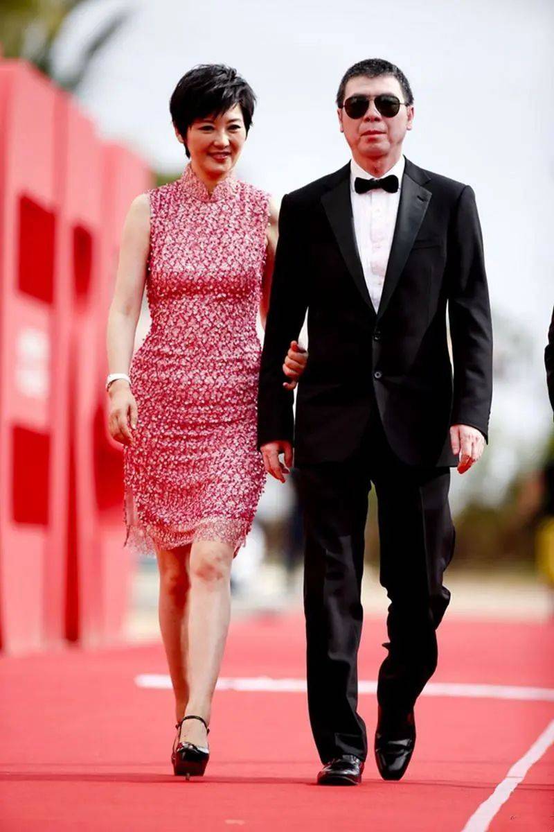 冯小刚夫妇约好友豪宅小聚!徐帆素颜黑衣如小老太,比老公还显老