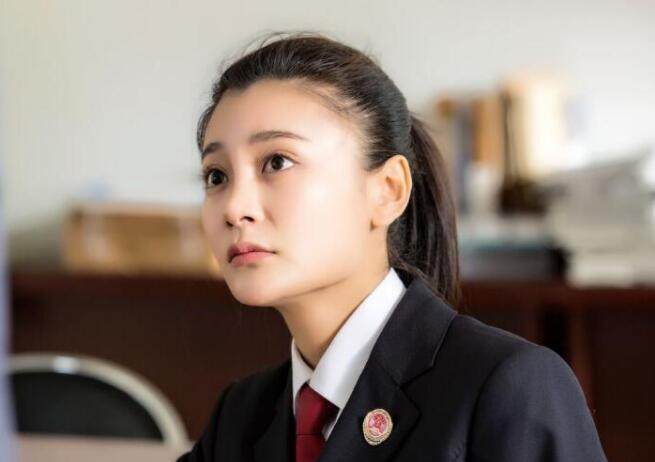 当初凭借电视剧《人民的名义》,唐菀一战成名,本来该拥有更好的人生