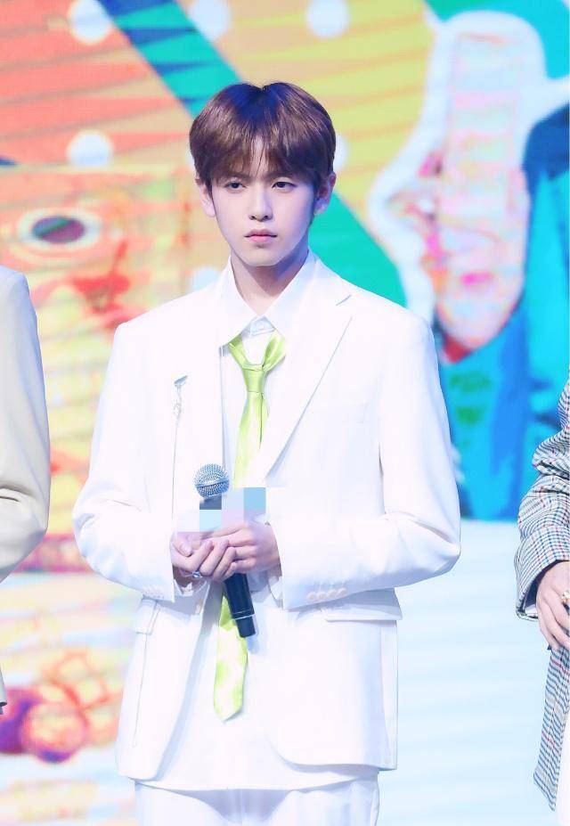 陈宥维的身高可以说是行走的衣架子了,这次活动穿上西装的陈宥维的大