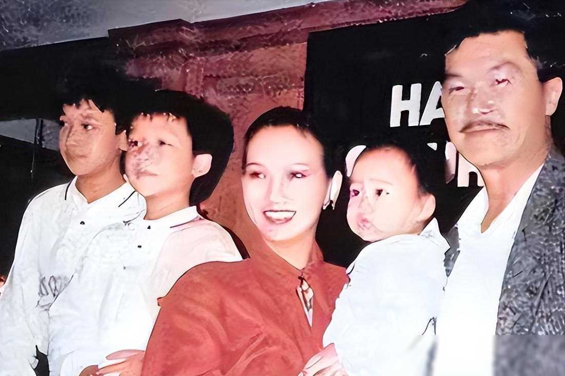赵雅芝的3个儿子:长子47岁次子44岁,小儿子37岁,个个让