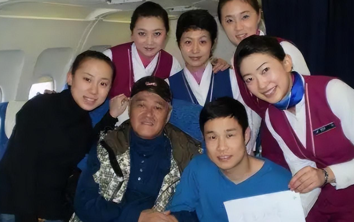 赵本山私人飞机空姐曝光,条件苛刻身材凹凸有致,年薪高达20万!