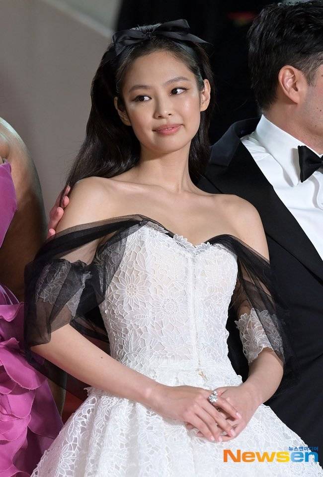 jennie戛纳红毯向镜头飞吻,大胆的露肩礼服吸睛,现场尖叫声巨大