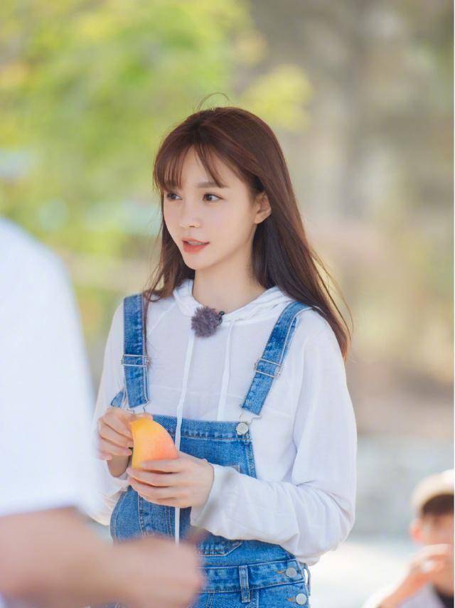 原创30岁沈梦辰衣品大爆发!粉色吊带裙游玩巴黎,展现大长腿,圈粉了