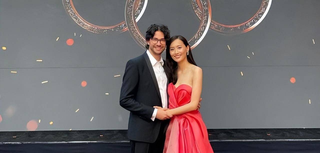 陈法拉二胎后首露面,极速瘦身零水肿,穿12万连体裙开怀灿笑