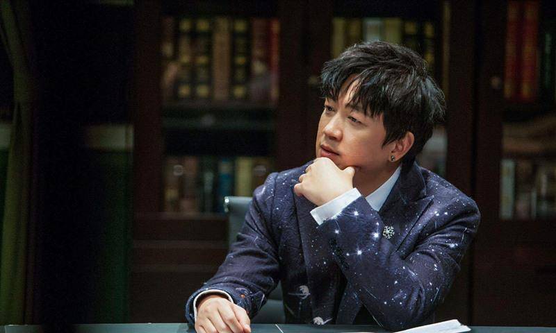 潘粤明忆起11年前的车祸,坠下悬崖死里逃生,让粉丝心疼不已