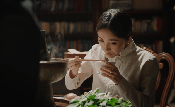 一场"吃鸡腿"戏,扯下了杨幂最后的"遮羞布"