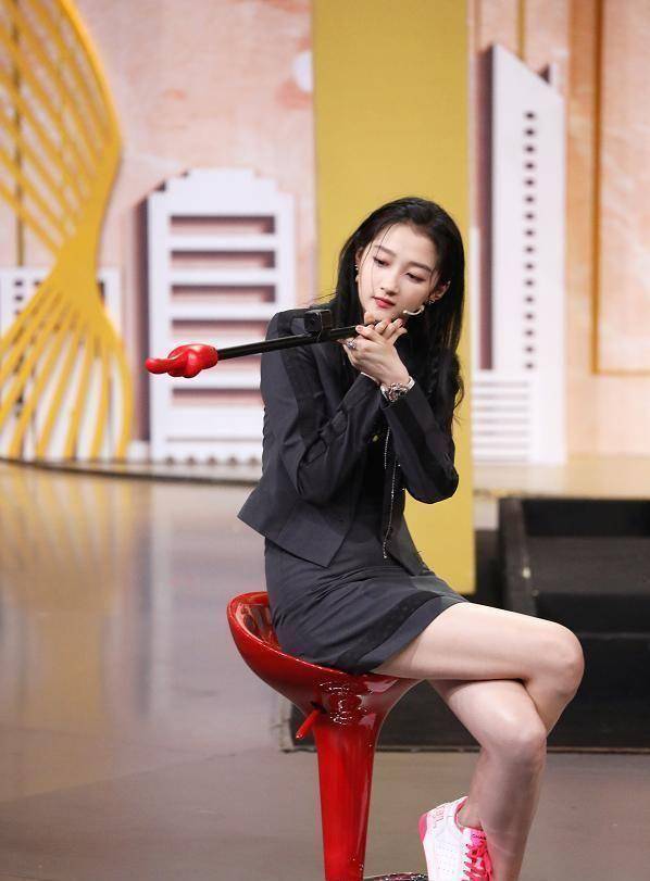 关晓彤真不给00后留活路,坐下盘成"麻花腿",双腿无一丝缝隙