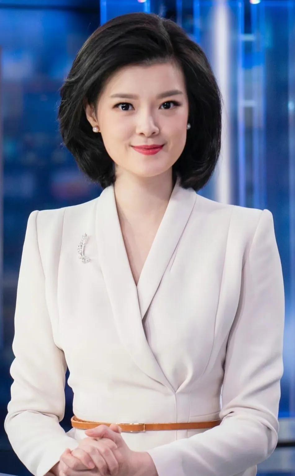 央视主持邹韵走红!采访李显龙穿小黑裙端庄高雅,被赞"小董卿"