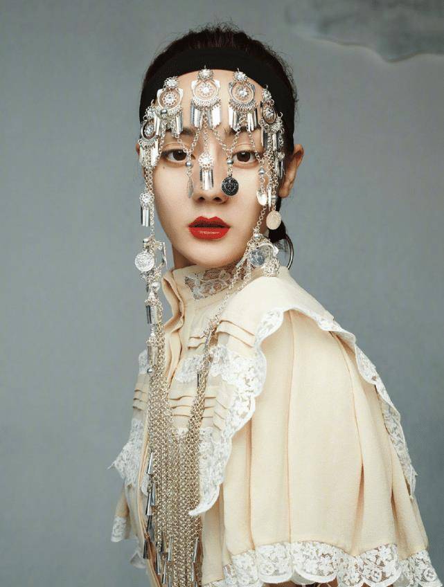 迪丽热巴携手《vogue》,冷艳脸搭配烈焰红唇,造型满满中国风情