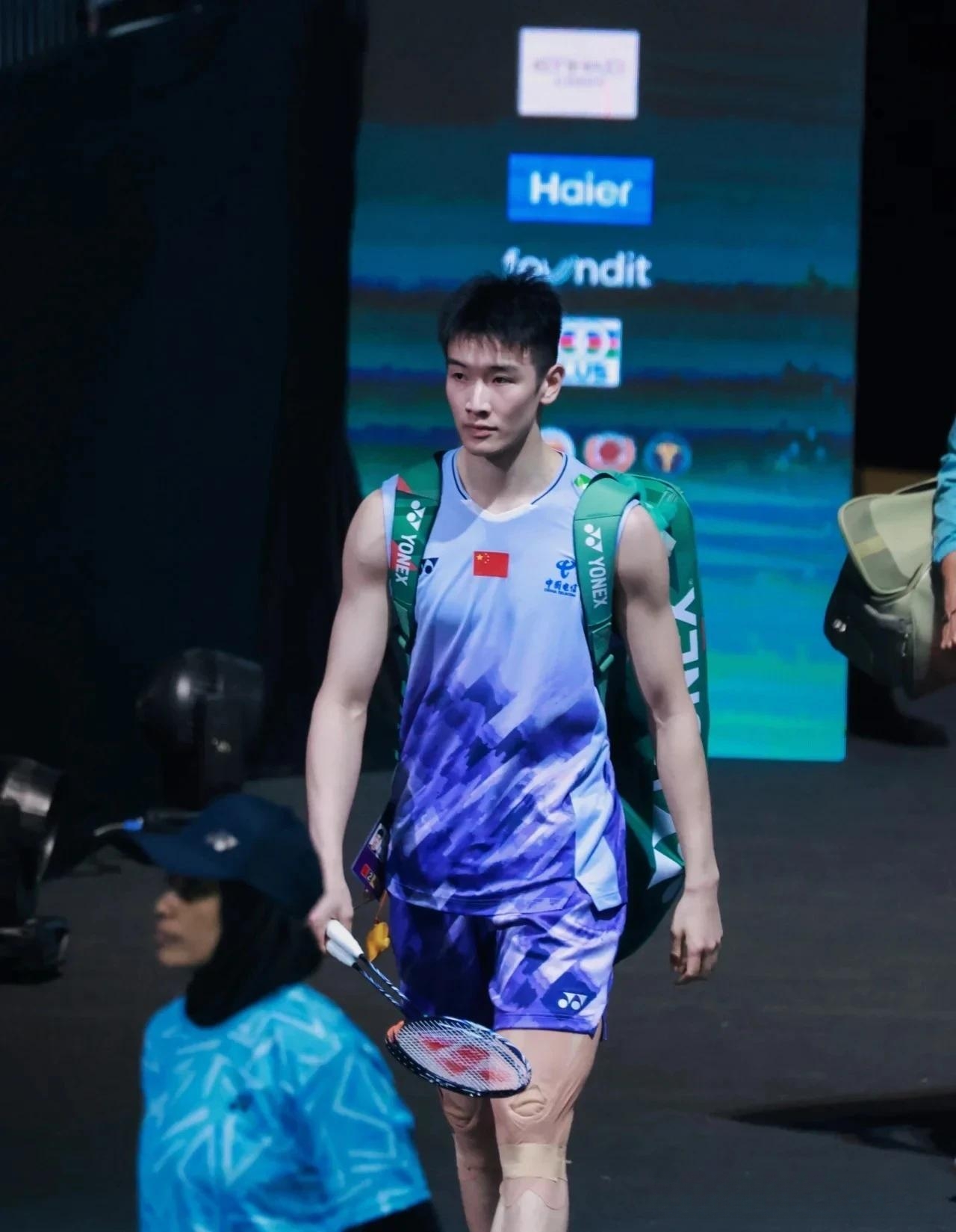 来看看年轻有为的优秀羽毛球运动员:李诗沣阳光帅气迷人