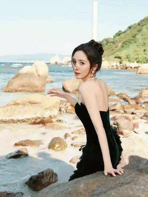 杨幂成为北电考官,张纪中妻子怀孕火了,欧阳娜娜演技引争议